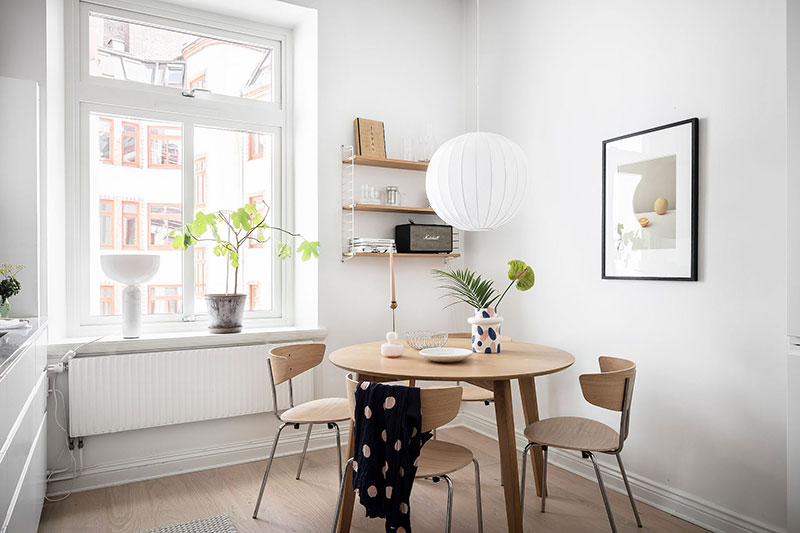 Яркие детали в базовом интерьере квартиры в Гётеборге