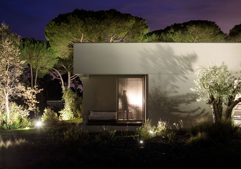 Простая геометрия и строгий минимализм: современный дом в Португалии