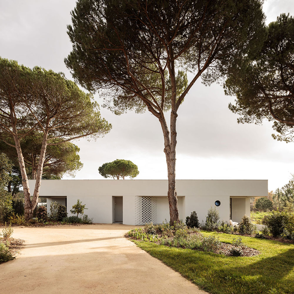Простая геометрия и строгий минимализм: современный дом в Португалии