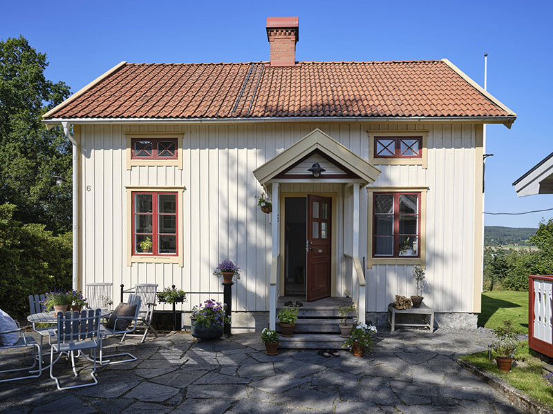 Прекрасная шведская дача с видовой террасой и чудесным садом