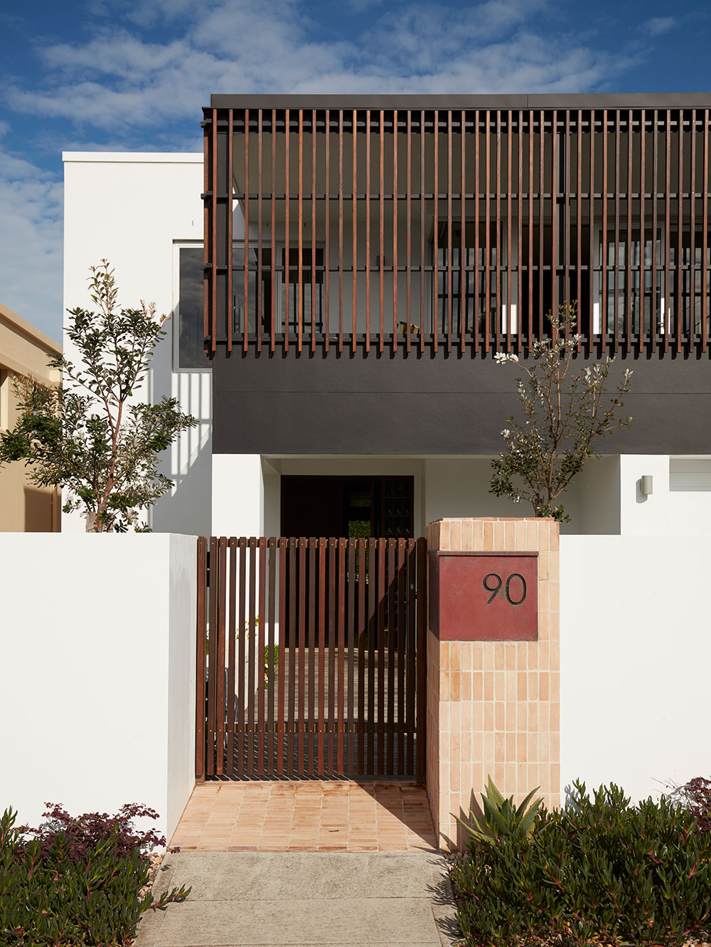 Эклектика по-австралийски: яркий и смелый дизайн дома с видом на океан в Сиднее