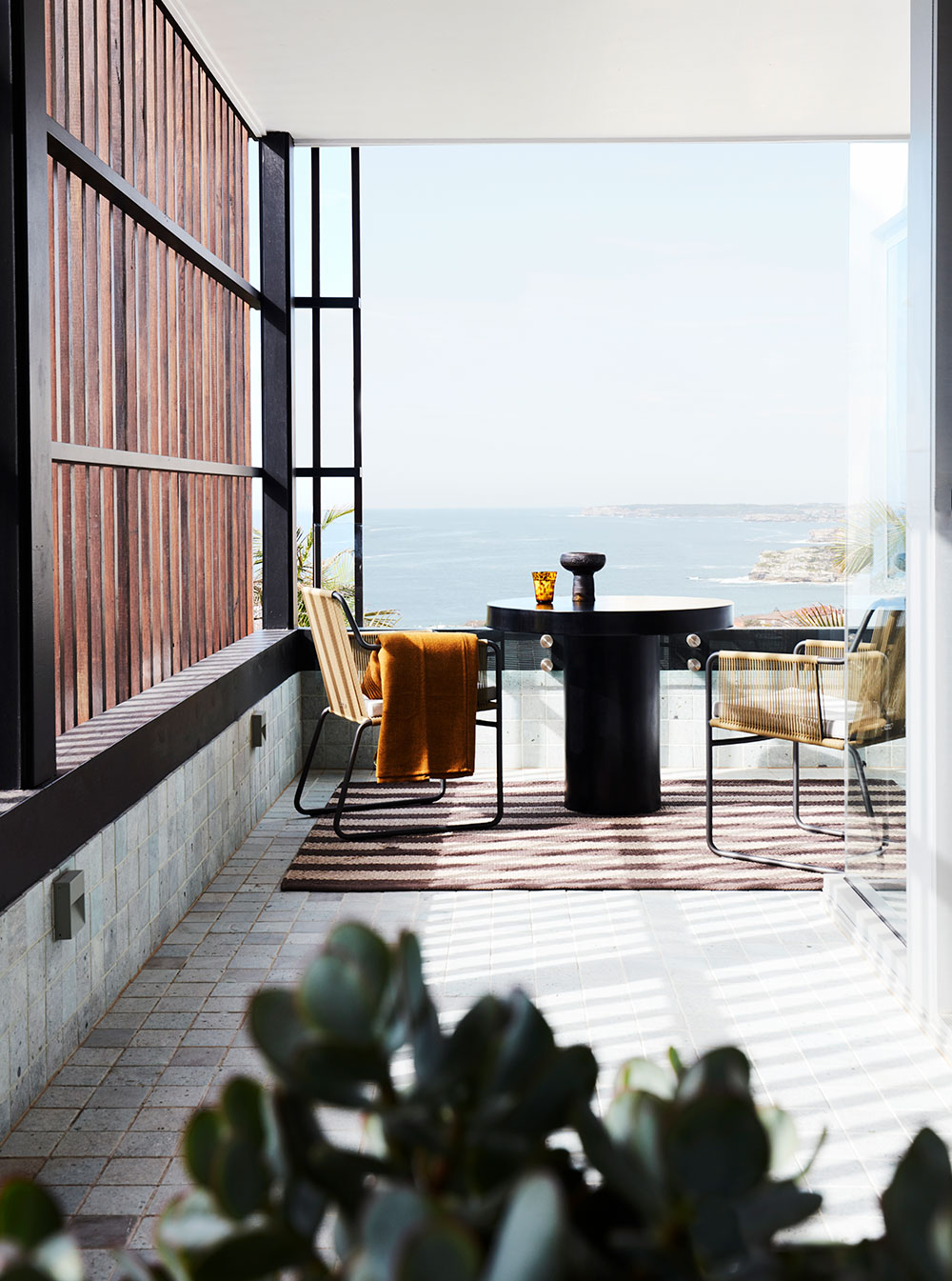Эклектика по-австралийски: яркий и смелый дизайн дома с видом на океан в Сиднее