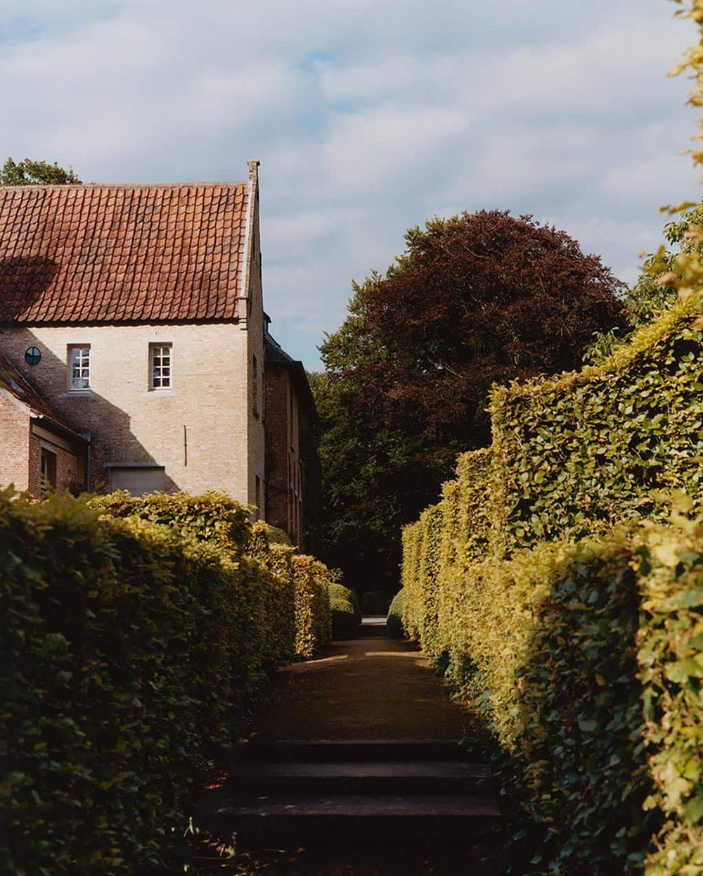 Связь природы, цвета и формы: красивый каменный домик в Бельгии от Zara Home