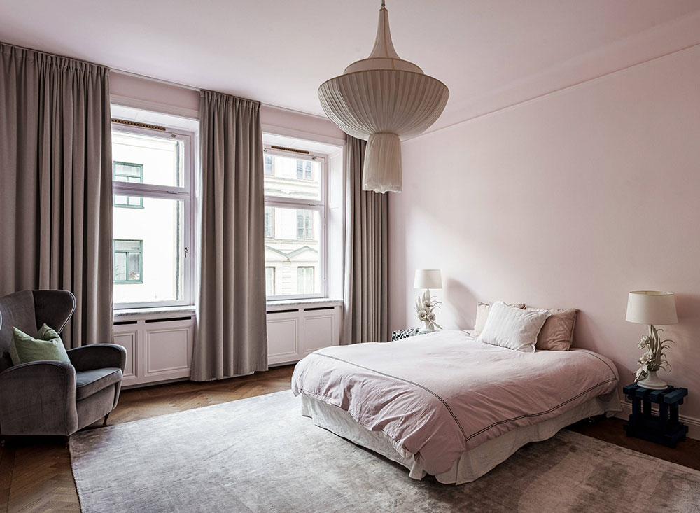 Изысканный дизайн в красивых тонах просторной квартиры в модернистском доме в Стокгольме