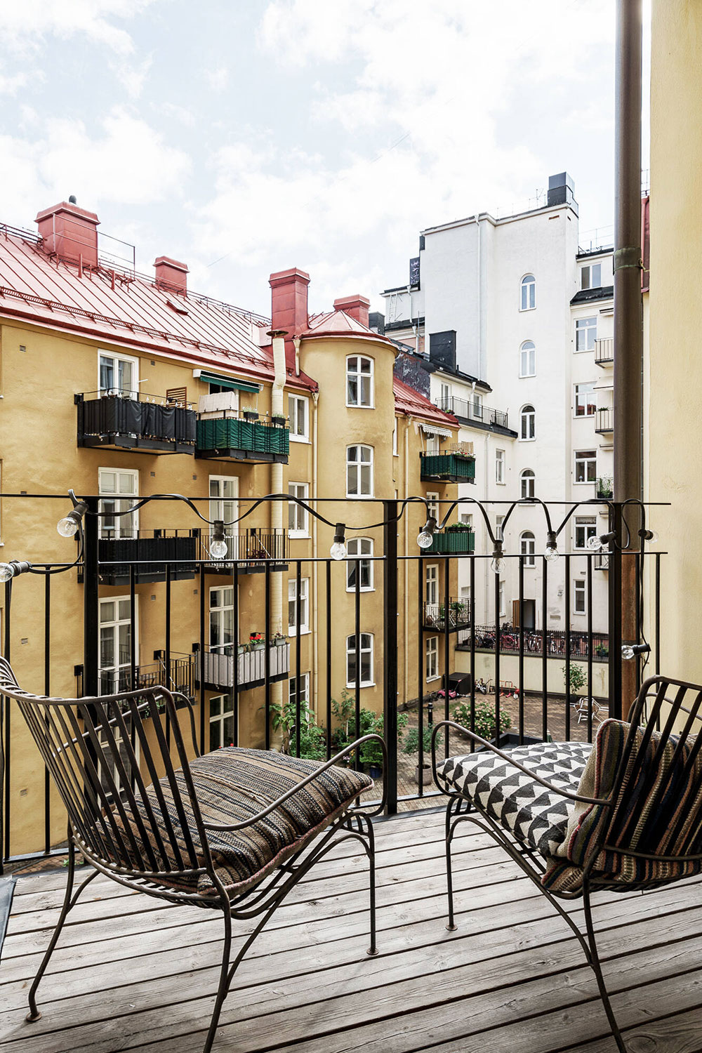 Изысканный дизайн в красивых тонах просторной квартиры в модернистском доме в Стокгольме
