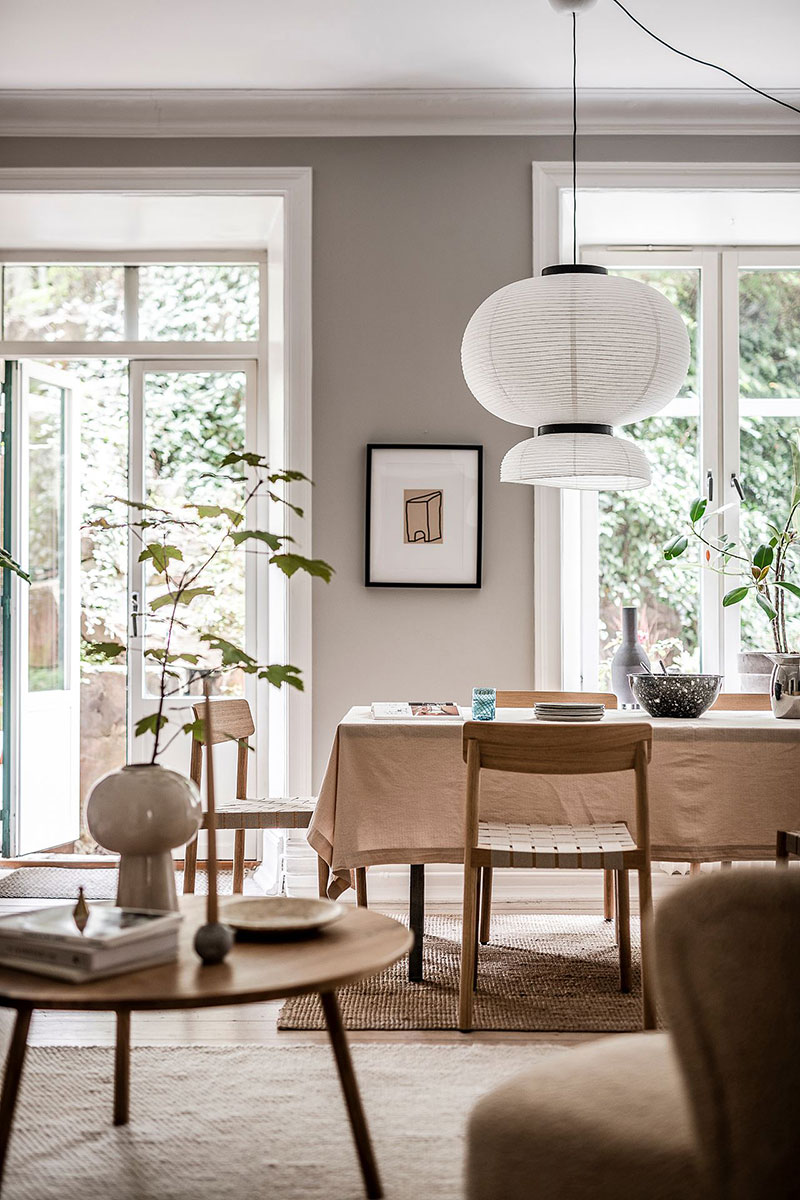 Красивые коричневые оттенки и обои в цветочек: уютная квартира в Гётеборге (85 кв. м)