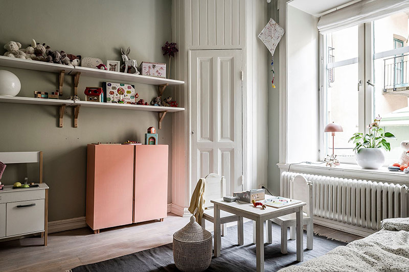 Красивые коричневые оттенки и обои в цветочек: уютная квартира в Гётеборге (85 кв. м)