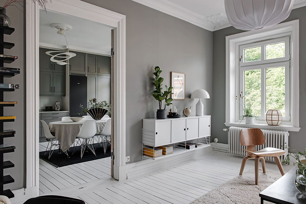 Красивый бело-серый интерьер с винтажной дверью в Гётеборге (87 кв. м)