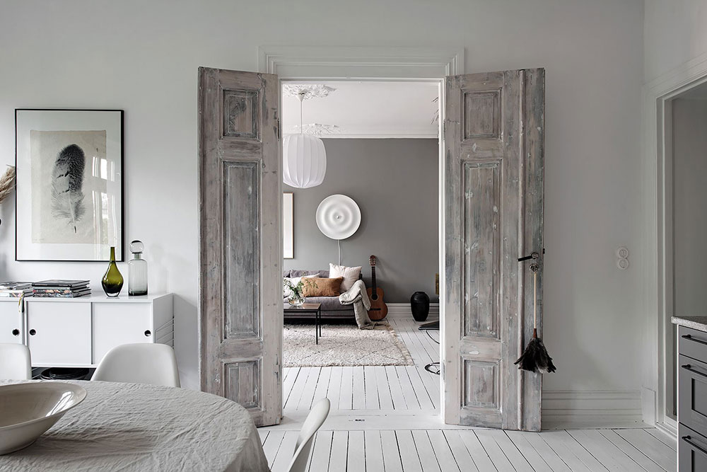 Красивый бело-серый интерьер с винтажной дверью в Гётеборге (87 кв. м)