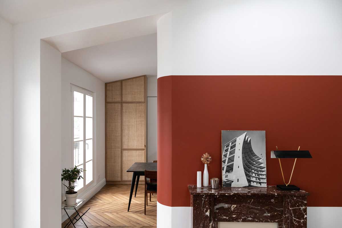 Мансардная квартира с красными стенами в Париже (58 кв.м)