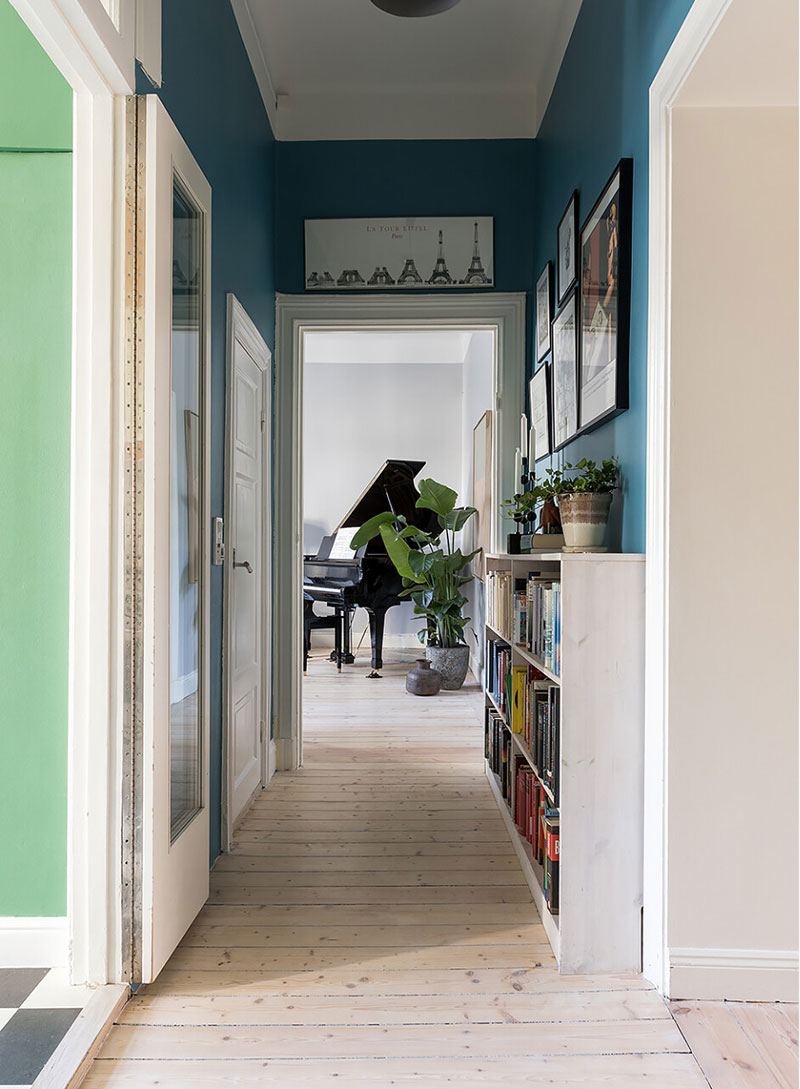 Красивая скандинавская квартира с роялем и зелёной кухней (82 кв. м)