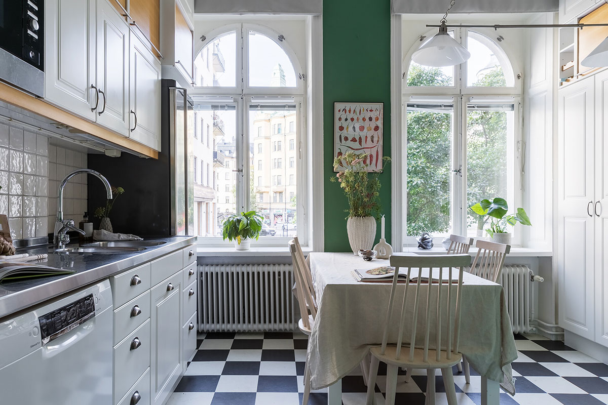 Красивая скандинавская квартира с роялем и зелёной кухней (82 кв. м)