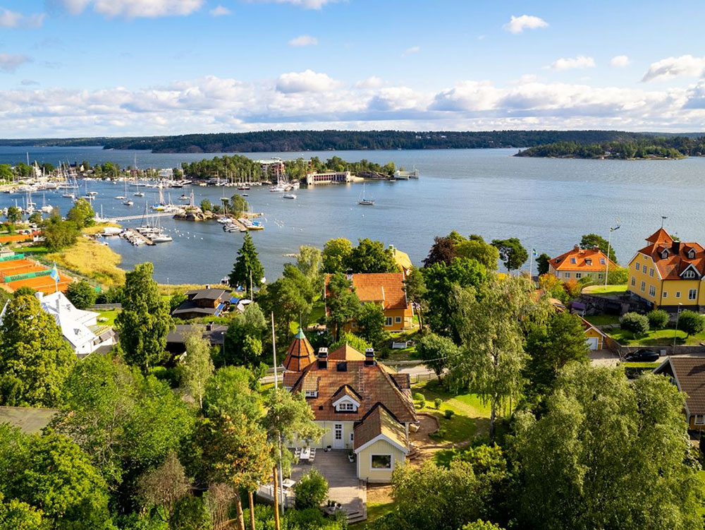 Сказочный желтый домик с современными интерьерами в Швеции