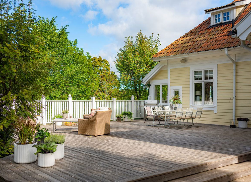 Сказочный желтый домик с современными интерьерами в Швеции