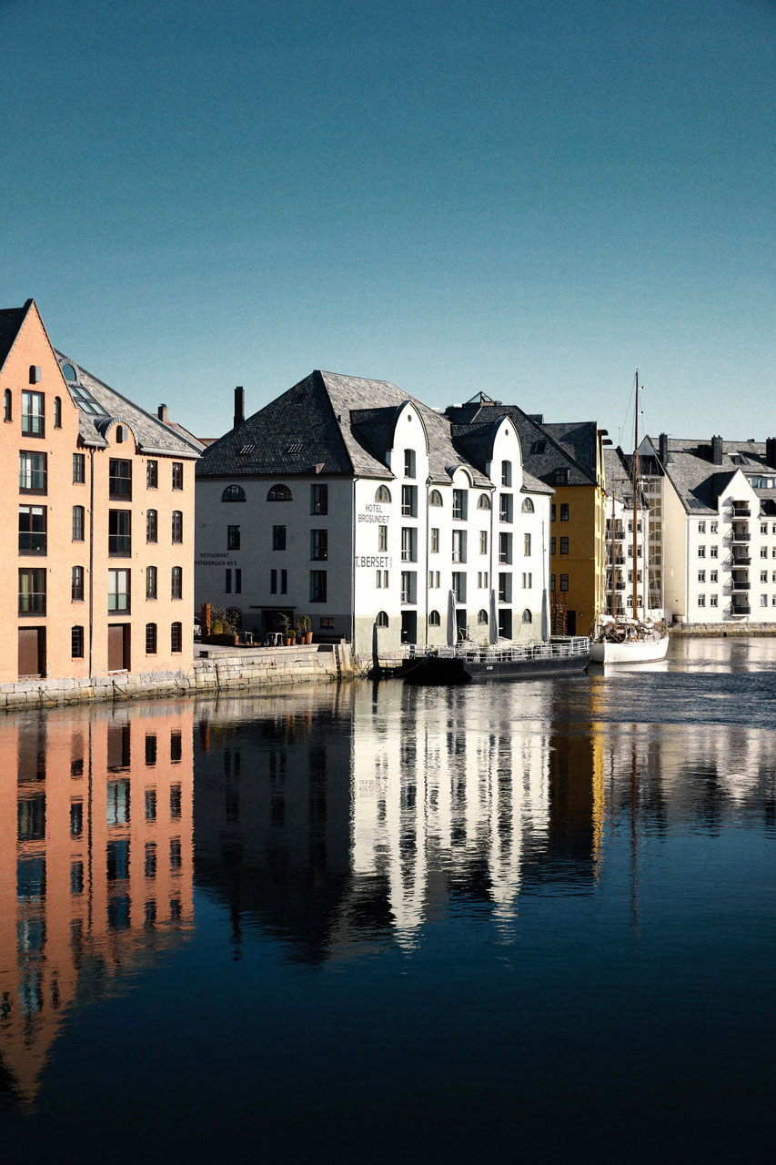 Эффектный современный дизайн квартиры с балками в Алесунде (Норвегия)