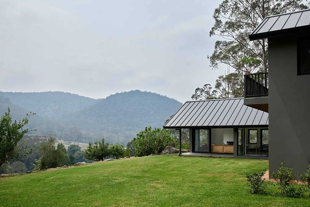 Горные пейзажи и пасущиеся коровы: современный фермерский дом в Австралии