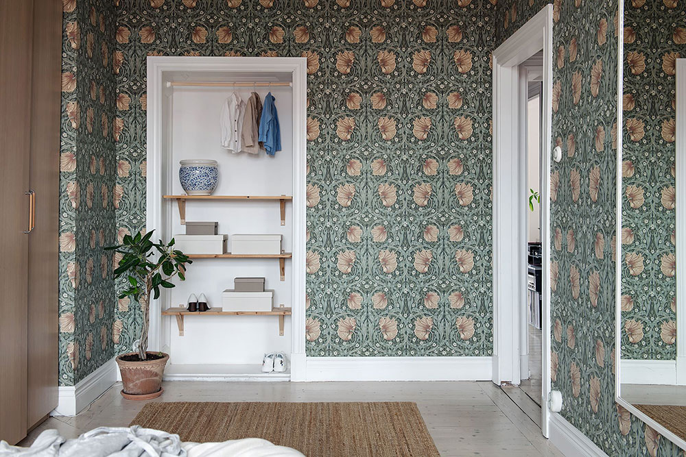 Стильные контрасты в интерьере прекрасной шведской квартиры с лепниной (112 кв. м)