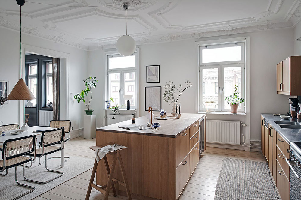 Стильные контрасты в интерьере прекрасной шведской квартиры с лепниной (112 кв. м)