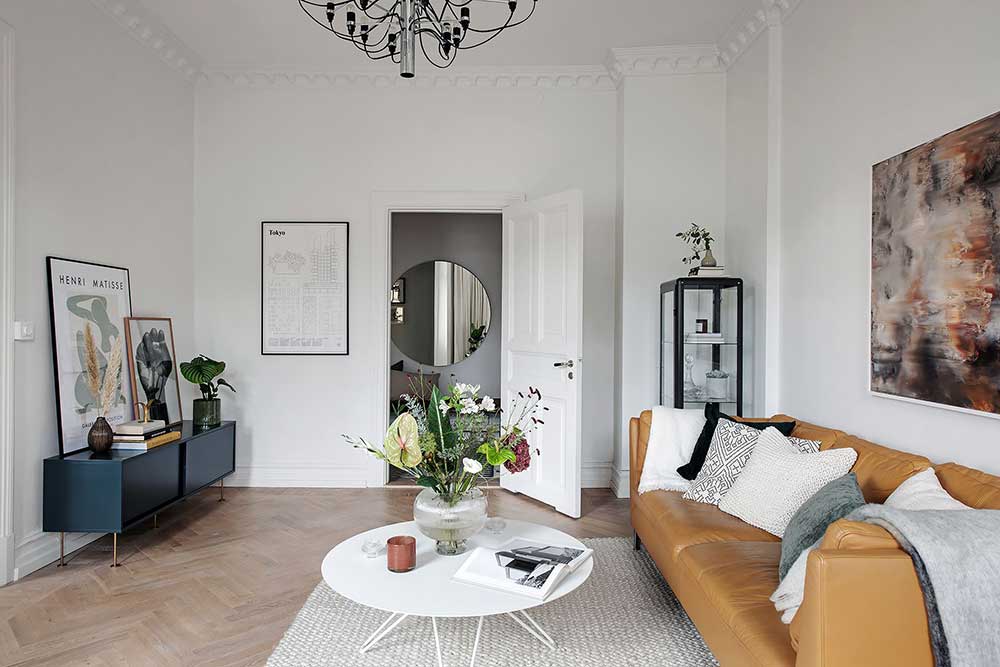 Светлая квартира с кожаным диваном и вкусным декором в Швеции (94 кв. м)