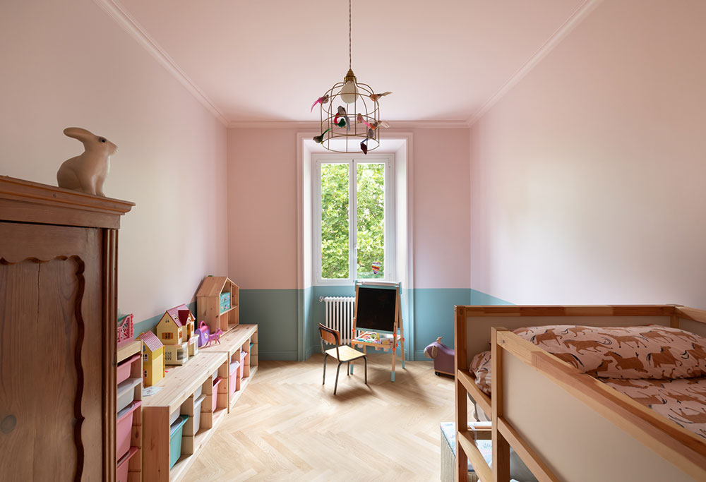 Сводчатые потолки и смелые цвета: обновленная квартира в старинном доме в Риме