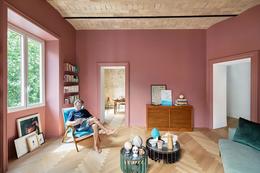 Сводчатые потолки и смелые цвета: обновленная квартира в старинном доме в Риме
