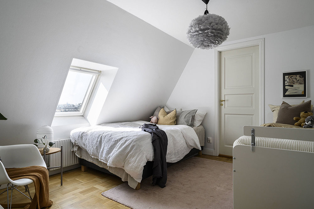 Современная двухуровневая квартира под крышей в Швеции