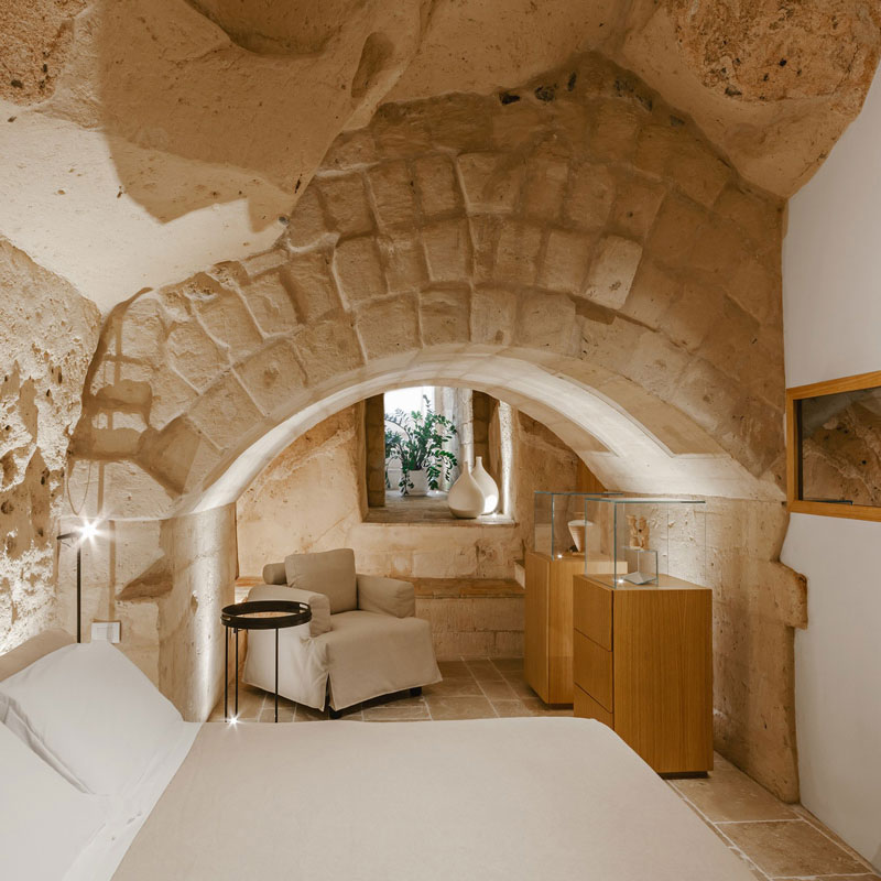 Стены из вулканической породы и камня и раковины-сосуды: мини-отель Ai Maestri в Италии