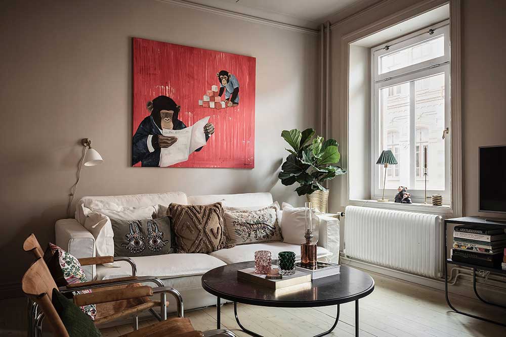 Тёплая гамма и забавные картины с шимпанзе: интересная квартира в Швеции (48 кв. м)