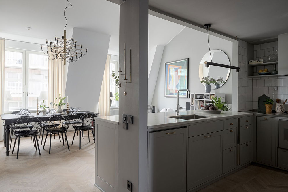 Дровяной камин, кухня как в ресторане и антресоль: необычная квартира в Стокгольме