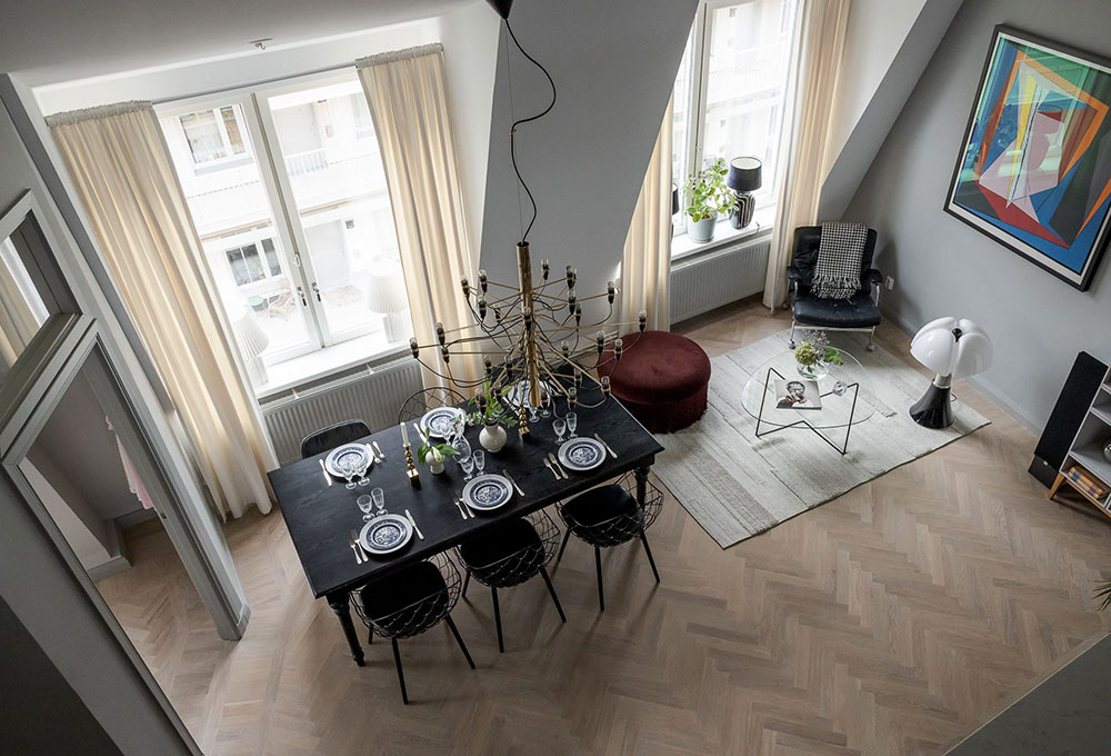 Дровяной камин, кухня как в ресторане и антресоль: необычная квартира в Стокгольме