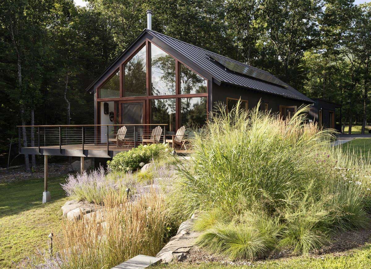 Экологичный и уютный: современный деревянный коттедж на природе в штате Нью-Йорк
