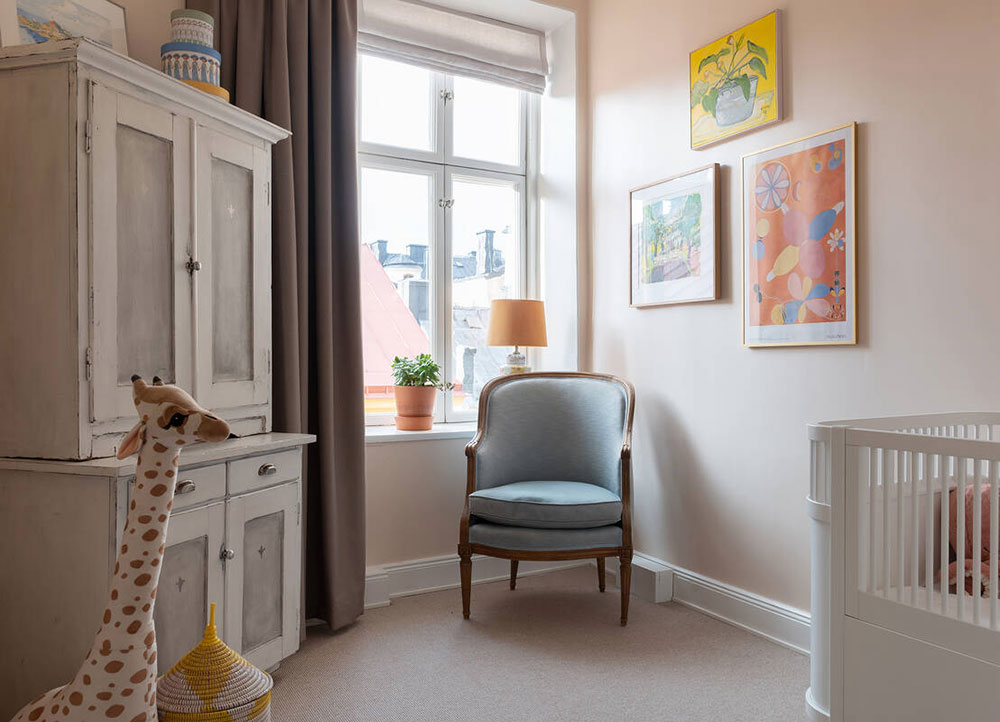 Мятная кухня, голубые стены и карамельный диван: элегантная и стильная квартира в Стокгольме (102 кв.м)