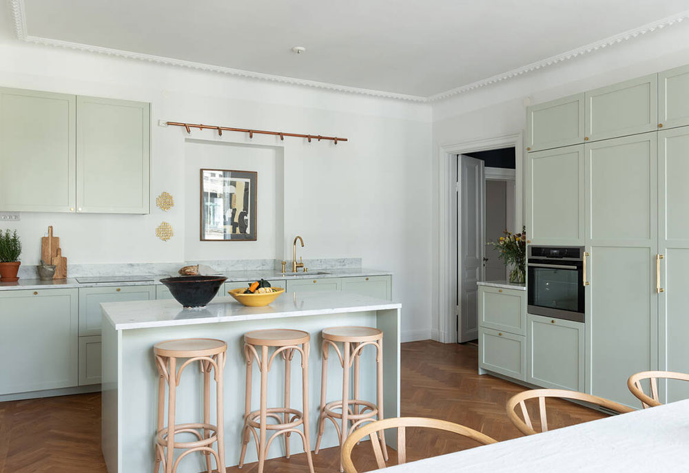 Мятная кухня, голубые стены и карамельный диван: элегантная и стильная квартира в Стокгольме (102 кв.м)