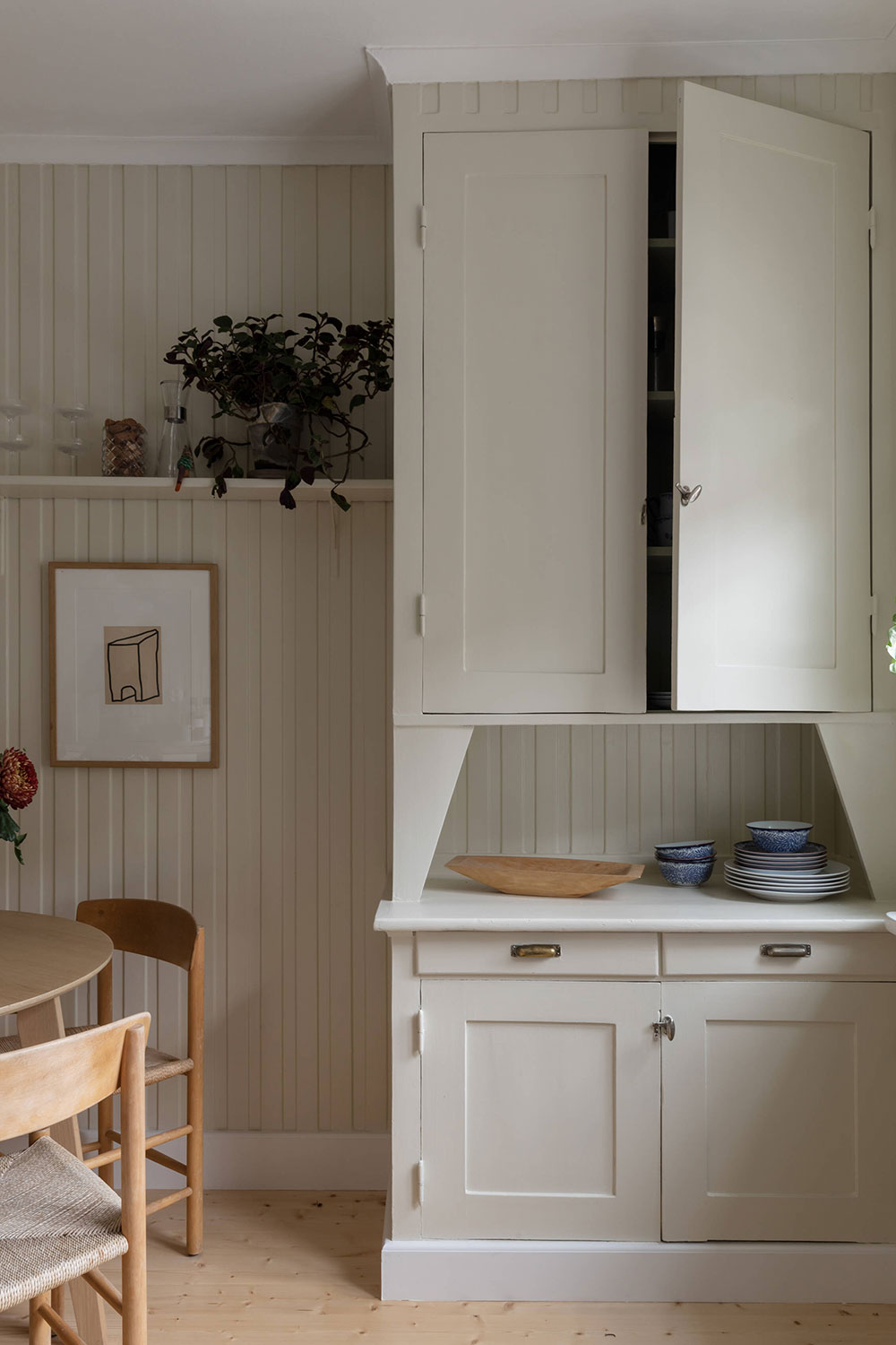 Цветочные обои в каждой комнате и вагонка на стенах: уютный кантри интерьер шведской квартиры