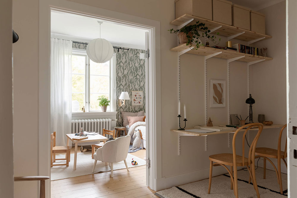 Цветочные обои в каждой комнате и вагонка на стенах: уютный кантри интерьер шведской квартиры