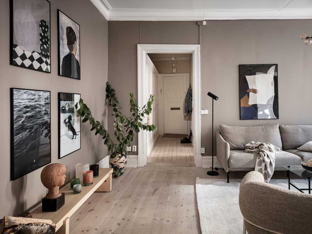 Красивый бежевый и стильные постеры: прекрасная квартира в Гётеборге (70 кв. м)