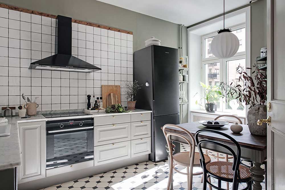Голубая печь и роспись стен в спальне: интересная квартира в Гётеборге (68 кв. м)