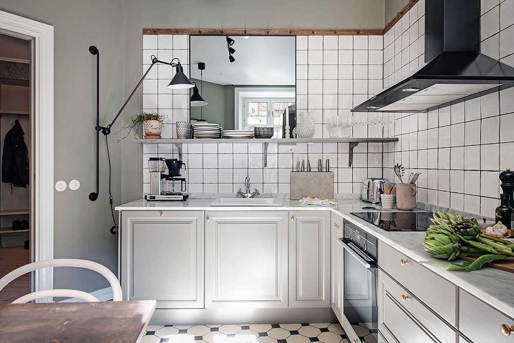 Голубая печь и роспись стен в спальне: интересная квартира в Гётеборге (68 кв. м)