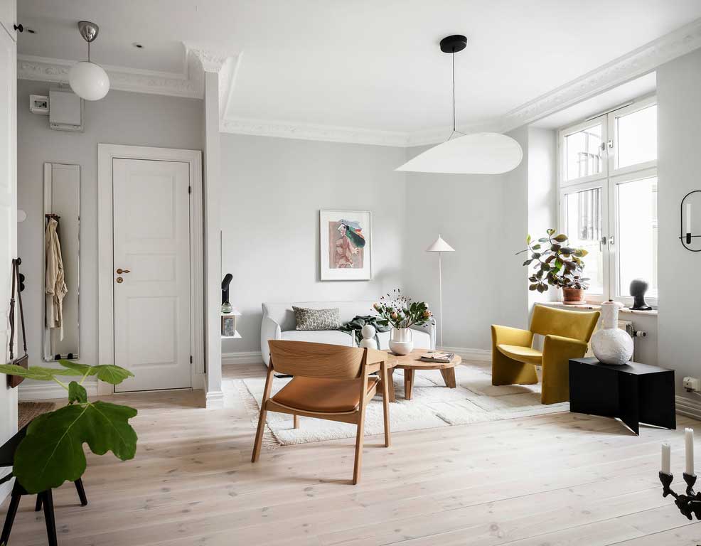 Светлый и спокойный интерьер с модным жёлтым креслом и круглой спальней в Швеции (49 кв. м)