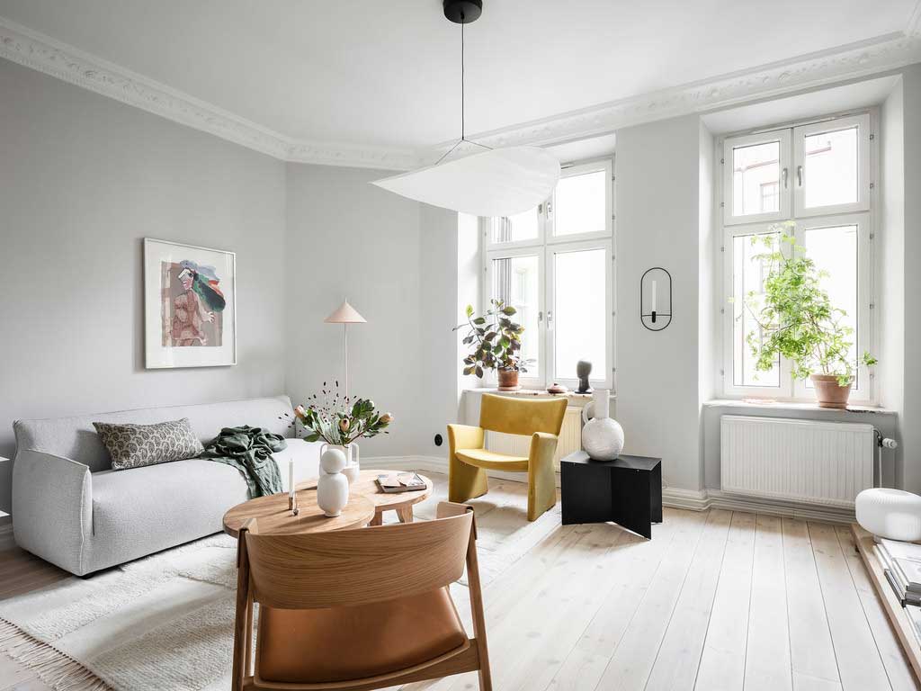 Светлый и спокойный интерьер с модным жёлтым креслом и круглой спальней в Швеции (49 кв. м)