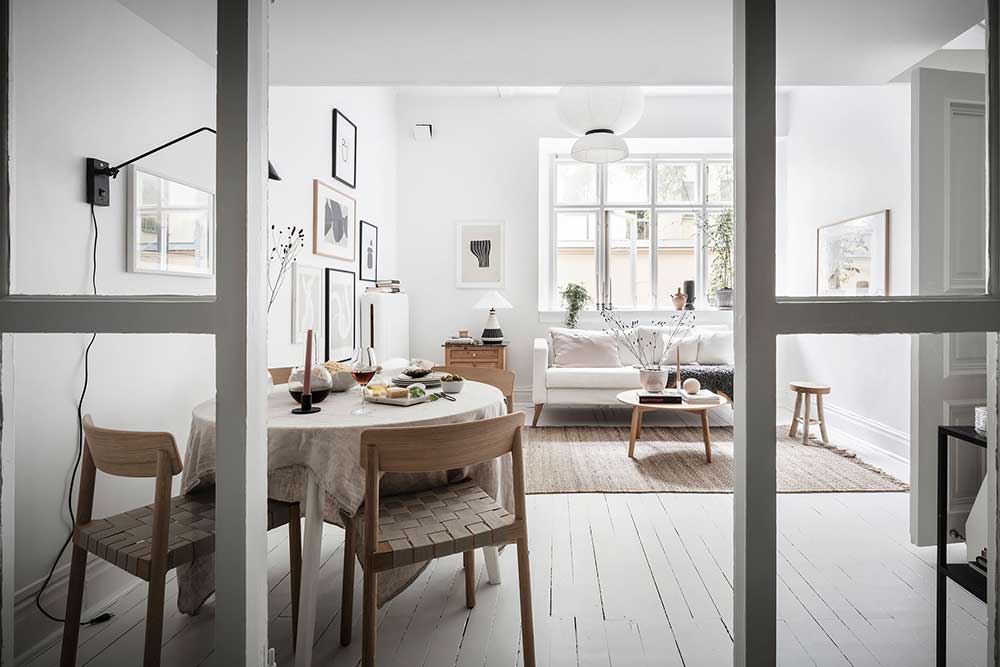 Небольшая белая квартира в Швеции со спальней на антресоли (38 кв. м)