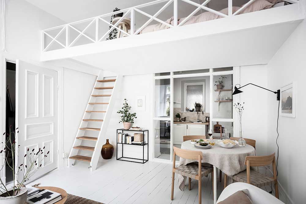 Небольшая белая квартира в Швеции со спальней на антресоли (38 кв. м)