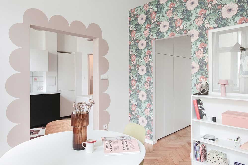 Сила цветов: нежная маленькая квартира девушки в Варшаве (44 кв. м)