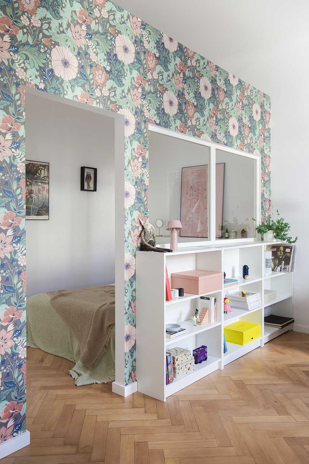 Сила цветов: нежная маленькая квартира девушки в Варшаве (44 кв. м)