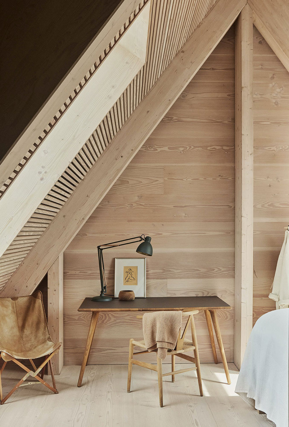 Современный деревянный коттедж с соломенной крышей в Дании