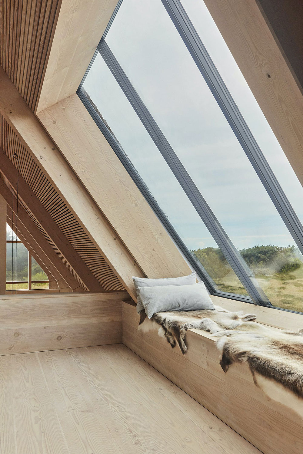 Современный деревянный коттедж с соломенной крышей в Дании