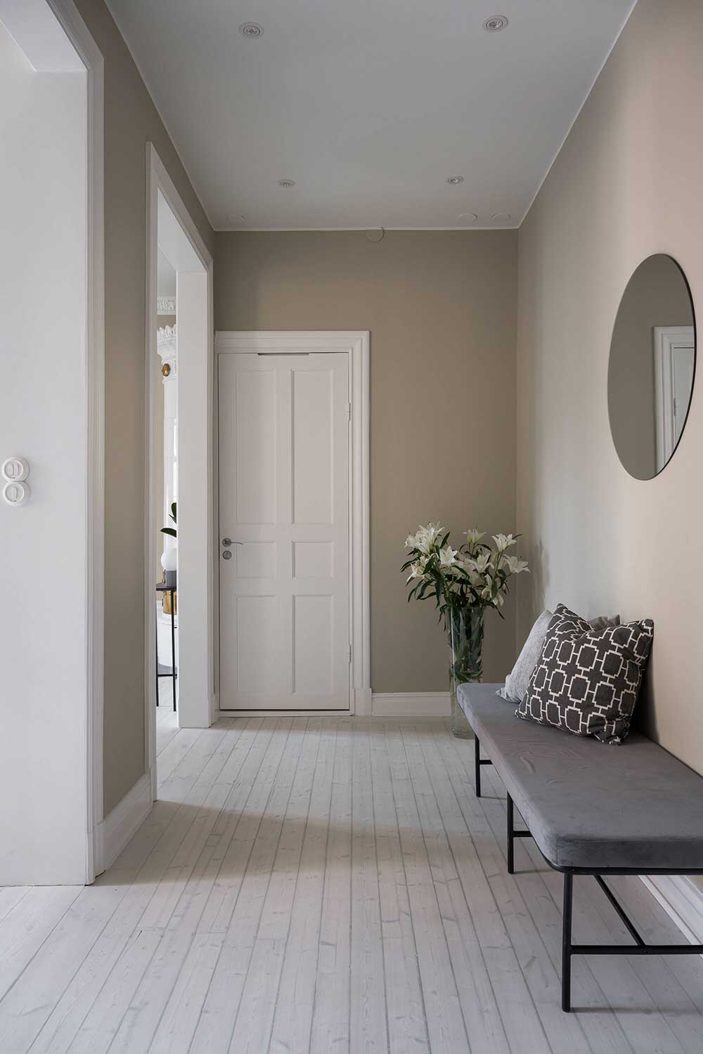Спокойствие и умиротворение: нежный монохромный интерьер скандинавской квартиры (65 кв. м)