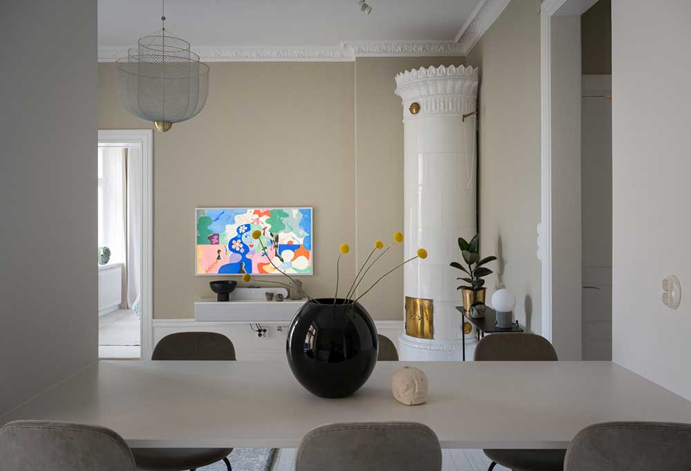 Спокойствие и умиротворение: нежный монохромный интерьер скандинавской квартиры (65 кв. м)