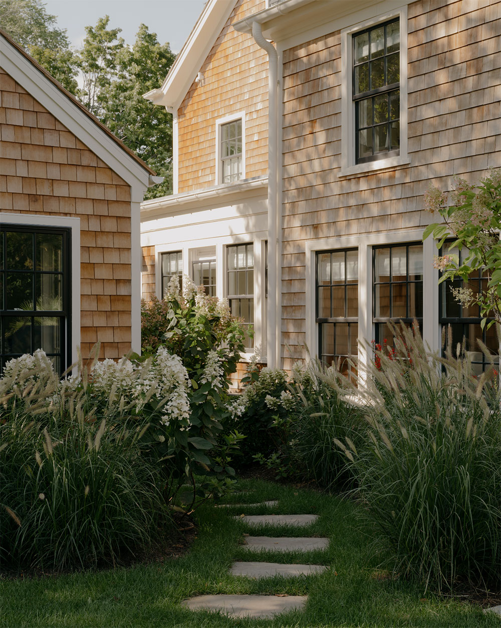Дизайн вне времени и растения как часть интерьера: великолепный дом на Лонг-Айленде