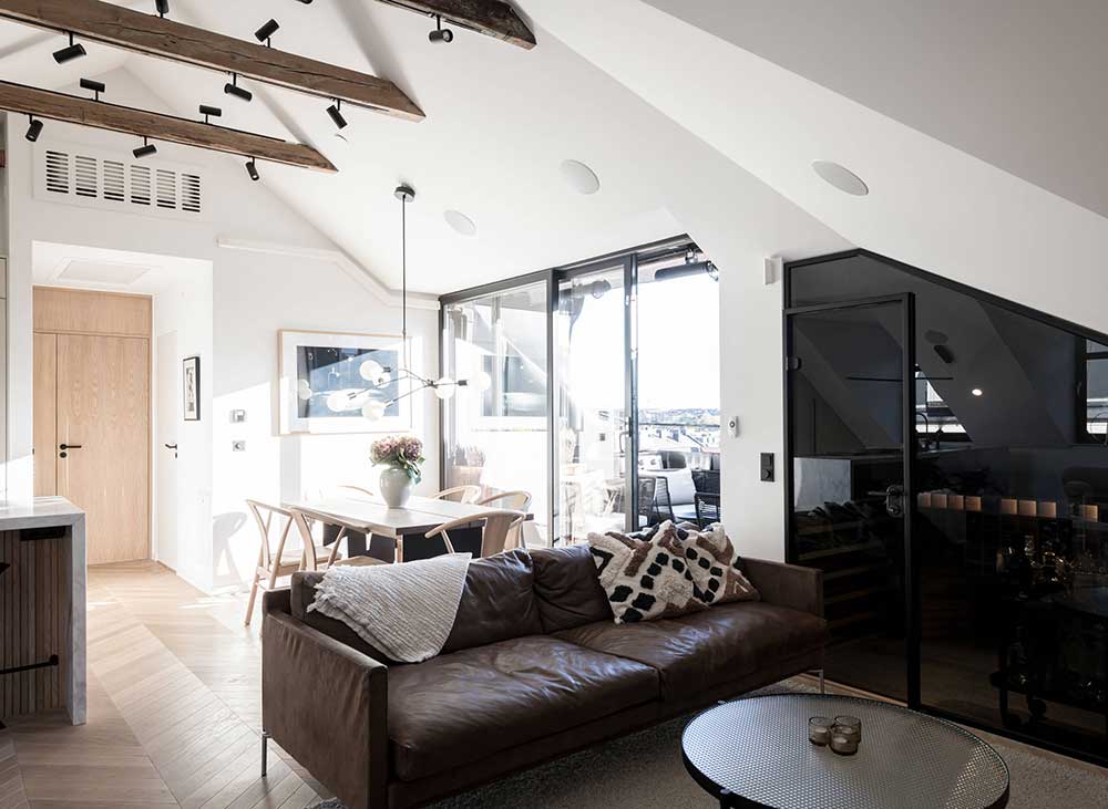 Стильная мансардная квартира в Стокгольме с террасой и винной комнатой